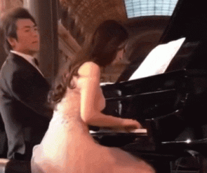 郎朗與妻子（Gina Alice）凡爾賽宮演奏鋼琴